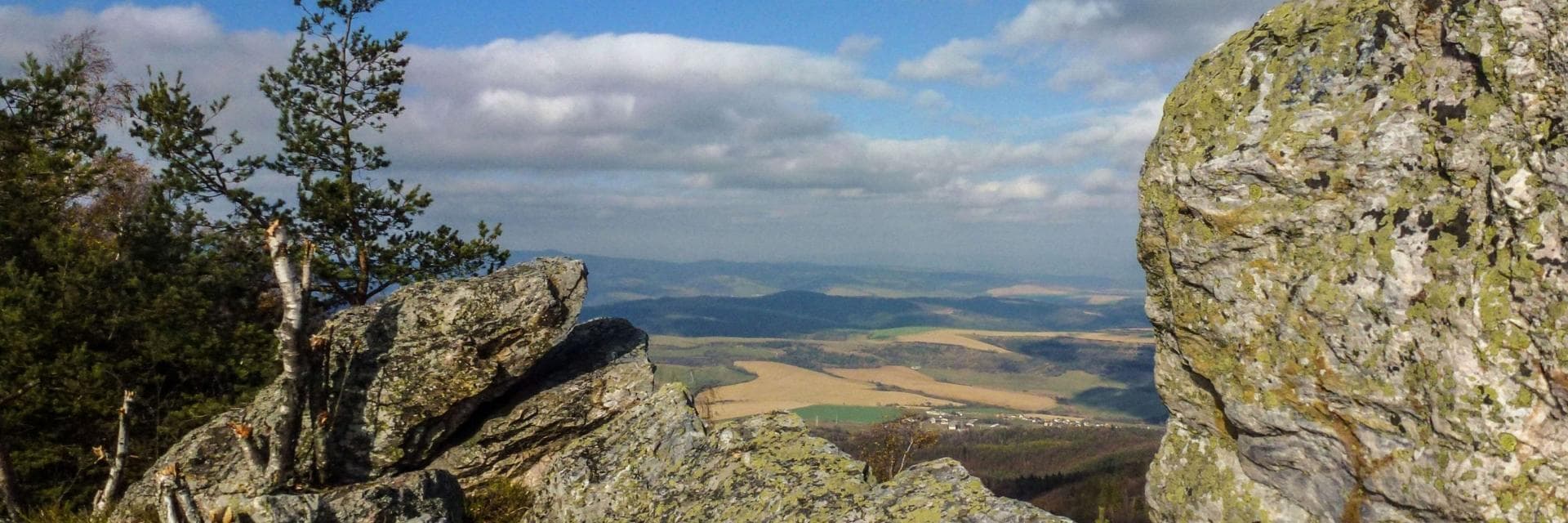 Panoramatický pohľad na Kluknavu a okolitú krajinu